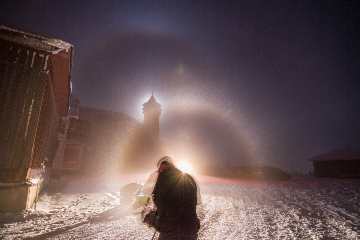 Eisnebel-Halos am Autoscheinwerfer und am Mond