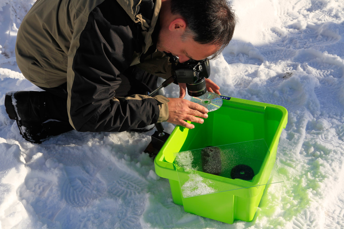 Reinhard beim Fotografieren der Eiskristalle