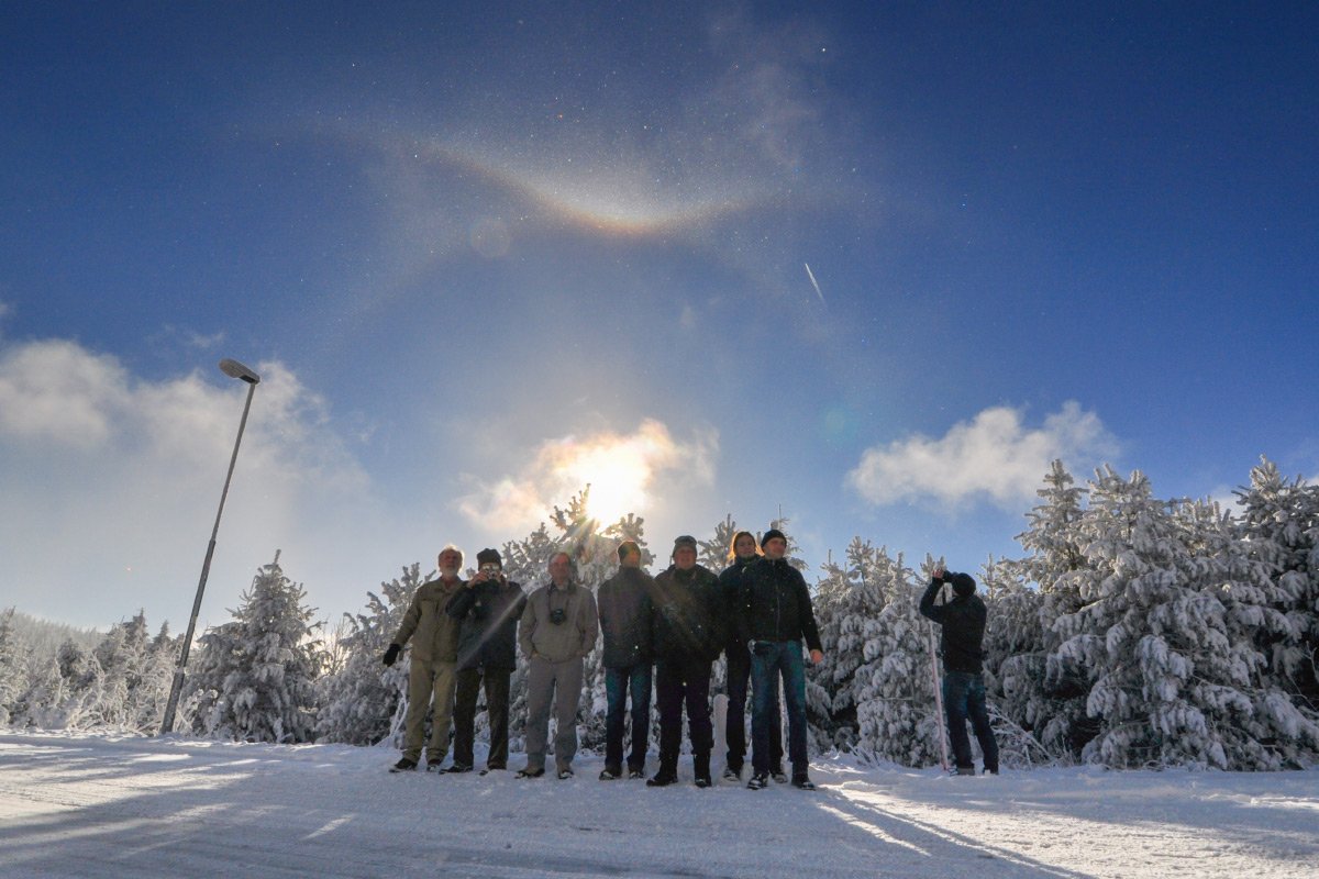 Gruppenfoto vor dem Eisnebelhalo