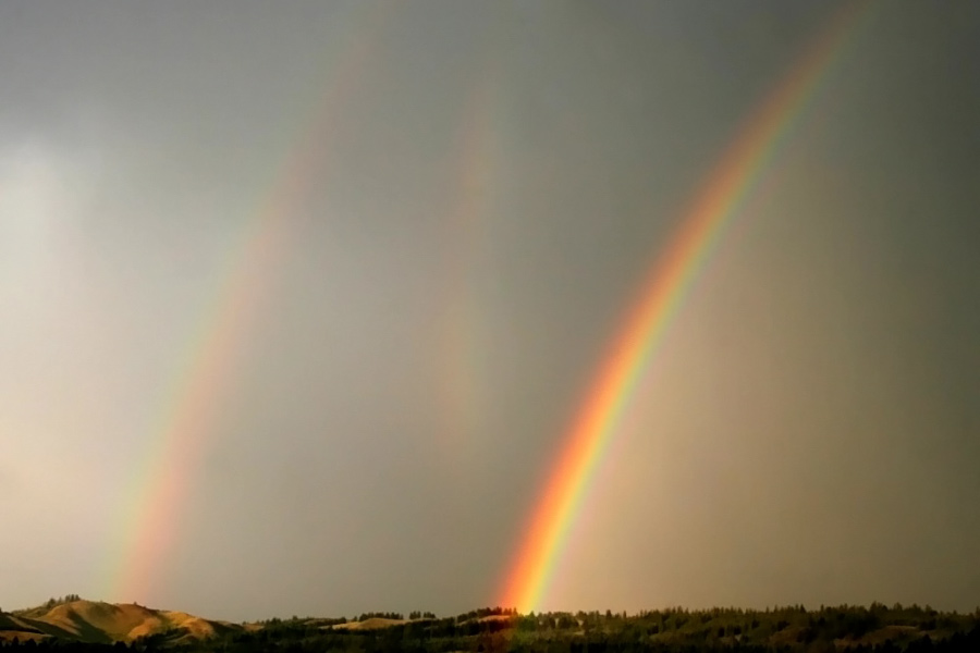 Regenbogen an Wasserfläche gespiegelt
